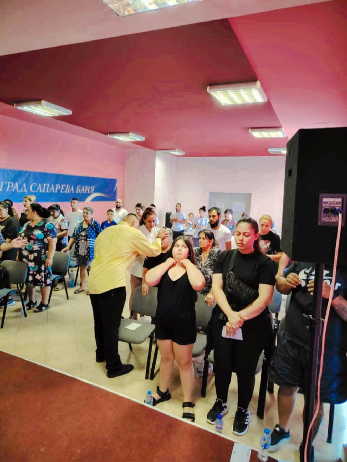 Общността в молитва по време на църковно събиране